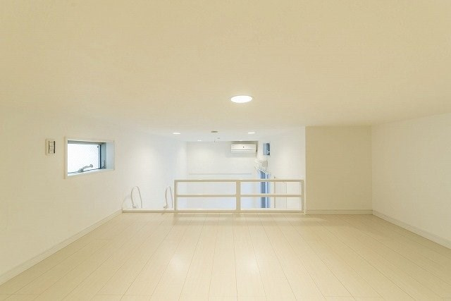 尼崎市東本町４丁目のアパートの居間・リビング