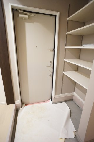 ＦＵＮ－ＢＯＸ津田沼の玄関|ガレージには収納がたくさん