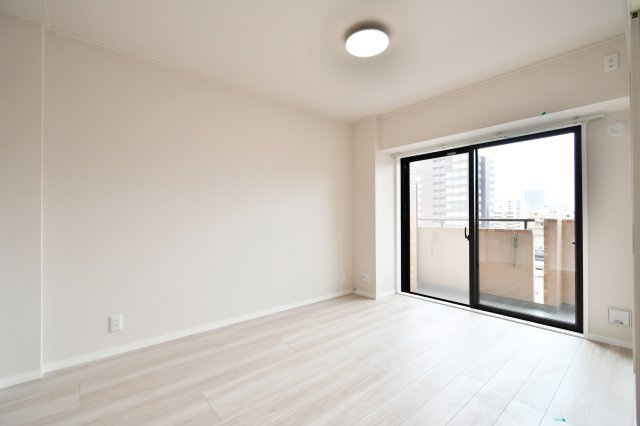 ライオンズプラザ大宮の洋室|【洋室①：5.8帖】リビング隣のお部屋です。朝日を浴びて起きることができ主寝室におすすめ。リビング隣のお部屋なので、調理中やリビングでの作業中も見守ることのできる、お子様の遊びのスペースとしても◎