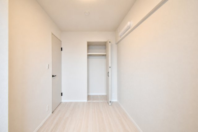 ライオンズプラザ大宮の洋室|【洋室②：4.0帖】玄関から入って右手のお部屋です。全室クローゼット付きで荷物の整理整頓もしやすく、嬉しいポイントです！『物件を今日見てみたい』など、当日のご案内も可能です。 