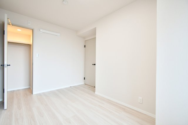 ライオンズプラザ大宮の洋室|【洋室③：6.2帖】子ども部屋にも、個室を確保しやすい。3LDKで個室を確保しやすく、全居室フローリングで掃除もしやすい住まいです。内覧で収納・採光・動線を確認ください。