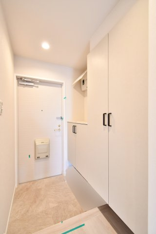 ライオンズプラザ大宮の玄関|第一印象を決める玄関、出入りしやすい入口。来客動線と家族動線を整えやすい設計です。内覧で収納・採光・動線・質感を確認ください。