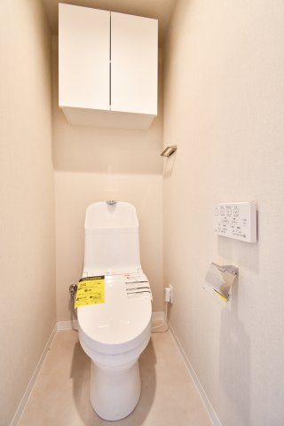 ライオンズプラザ大宮のトイレ|水回り交換済、清潔感を保ちやすいトイレ空間。温水洗浄便座付き、毎日使う場所だからこそ快適性をしっかり確保。写真で暮らしを想像し、ご家族で内覧し収納・採光・動線・設備の使い勝手を確認ください。