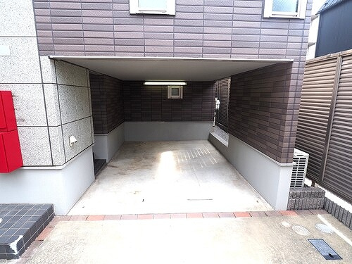 新宿区左門町戸建の駐車場|カーポート