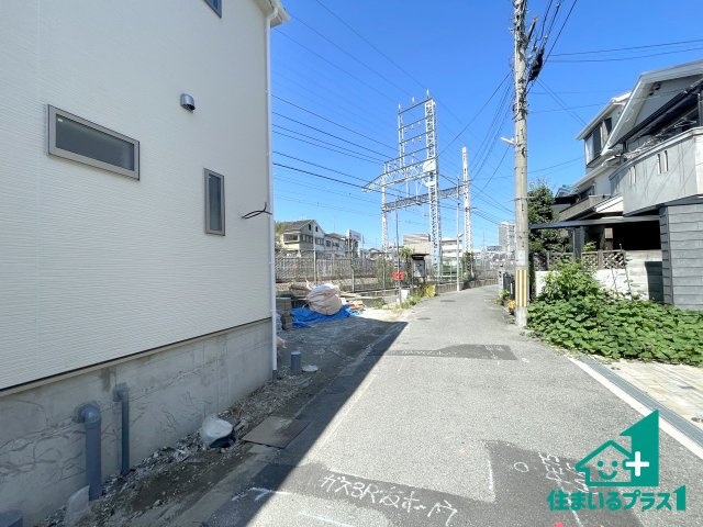 ■寝屋川市田井町　第1期　新築一戸建ての前面道路含む現地写真|周辺は落ち着いた街並みの住宅地！子育てがしやすい住環境です！まだ未完成ですが、現地でしかわからない事もございます。是非一度ご覧ください。