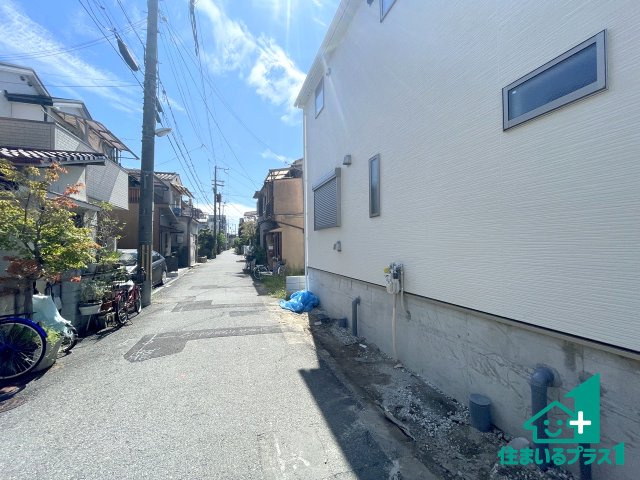 ■寝屋川市田井町　第1期　新築一戸建ての前面道路含む現地写真|周辺は落ち着いた街並みの住宅地！子育てがしやすい住環境です！まだ未完成ですが、現地でしかわからない事もございます。是非一度ご覧ください。