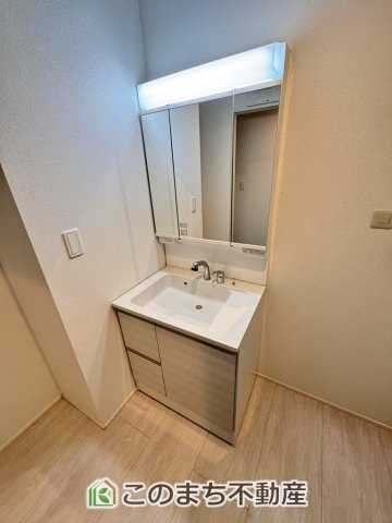 グラファーレ宇都宮市峰町3期の洗面所|シャンプードレッサーで朝の身支度♪伸びるホースでお掃除も簡単清潔です！