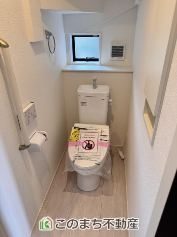グラファーレ宇都宮市峰町3期のトイレ|小窓から換気ができて清潔なトイレスペース☆