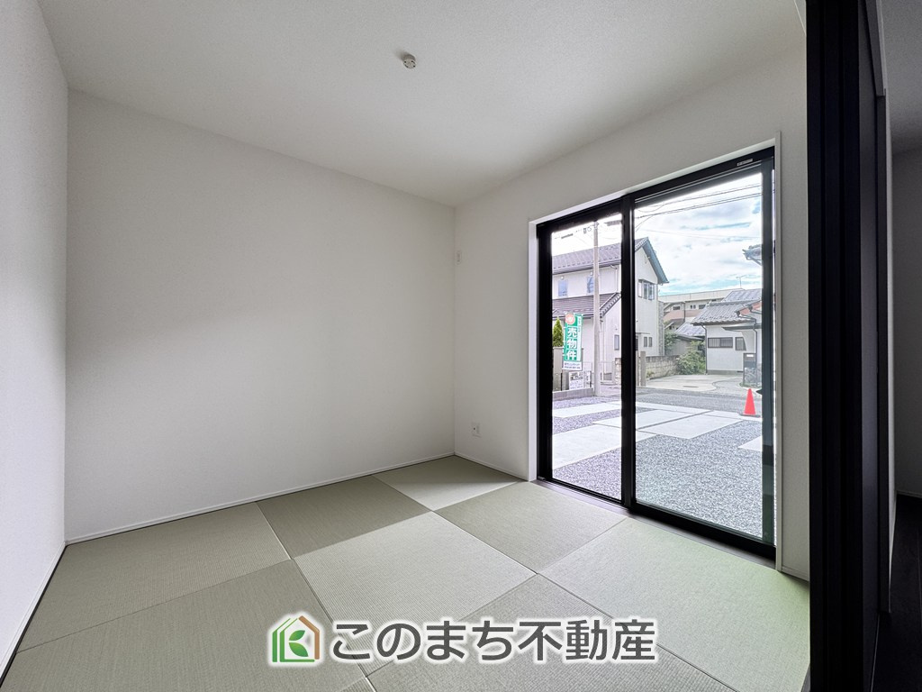 グラファーレ宇都宮市峰町3期の和室|お子様のお昼寝にも便利な和室です。大きな窓から暖かな日差しが差し込みます♪