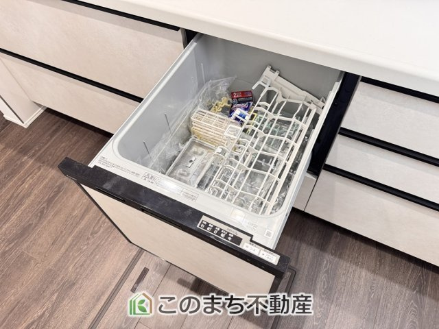 グラファーレ宇都宮市峰町3期のキッチン|あったらいいなの代表的な設備である食洗機。ビルトイン型なので、おさまりもよく、使い勝手も良好です。料理をするのは好きだけど、後片付けは苦手な方に重宝します。洗う手間がないので、時間を有効に使えますね。