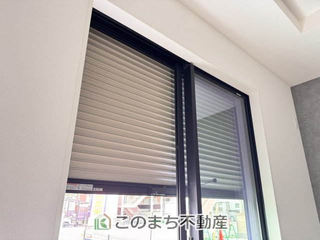 グラファーレ宇都宮市峰町3期の設備|1階掃出し窓はシャッター雨戸で防犯性アップ♪