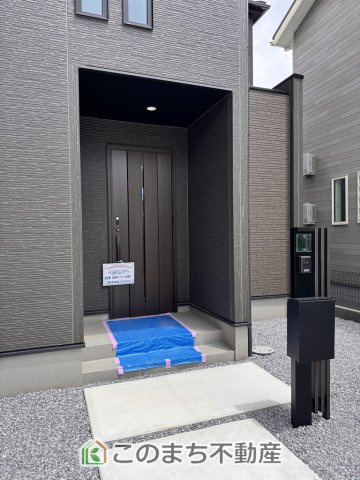 グラファーレ宇都宮市峰町3期の玄関|玄関キーは上下２箇所のダブルロックキーと防犯性の高い電池錠で安全に配慮してます。