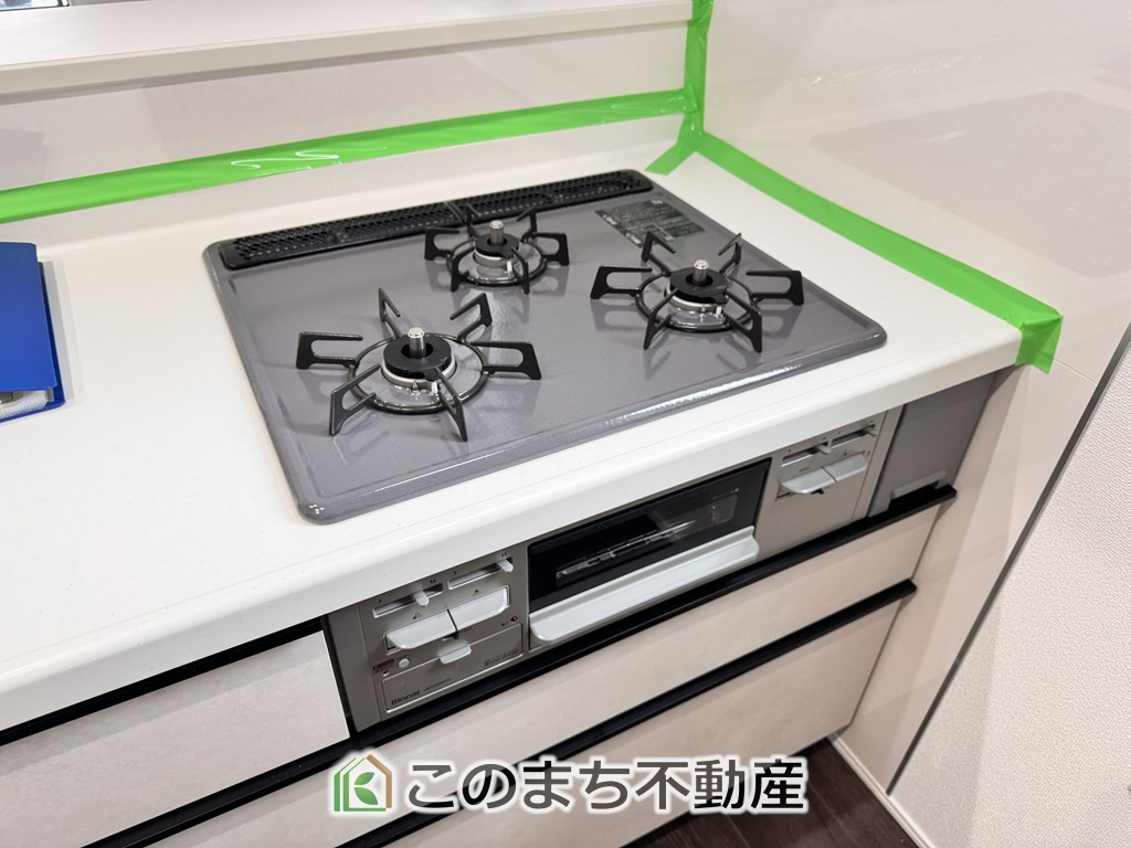 グラファーレ宇都宮市峰町3期のキッチン|三ツ口コンロ採用で、同時調理もスムーズ◎！お料理を並べられるカウンター付きで、配膳・片付けをサポート！リビングで過ごすご家族とコミュニケーションを楽しみながら作業可能です♪