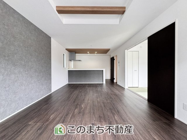 グラファーレ宇都宮市峰町3期の居間・リビング|開放感のある広々としたリビング☆家族みんなでゆったりくつろげます♪
南側から暖かな日差しが差し込みます♪キッチンからリビングの様子がよく見渡せます☆
