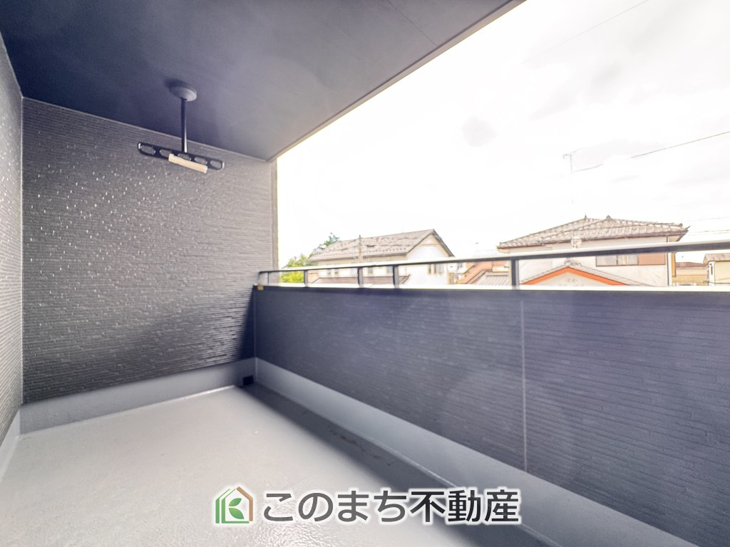 グラファーレ宇都宮市峰町3期のバルコニー|南向きの大型バルコニーは陽当り良好で、たっぷりのお洗濯物もよく乾きます！
さらにインナーバルコニーなので雨の日でも安心してお出かけできますね♪