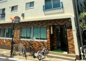 文化ビルのエントランス
