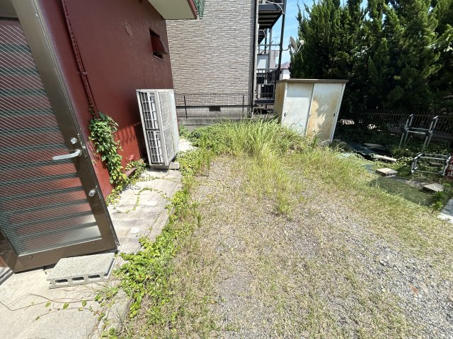 東海市富木島町道才の店舗事務所の庭