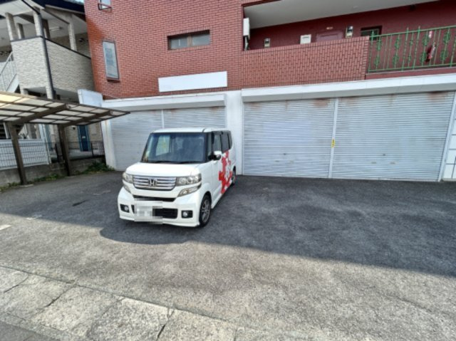 東海市富木島町道才の店舗事務所の駐車場
