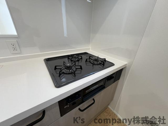 ◎茅ヶ崎市東海岸北5丁目　新築戸建のキッチン|同時進行ができる3口コンロ♪
