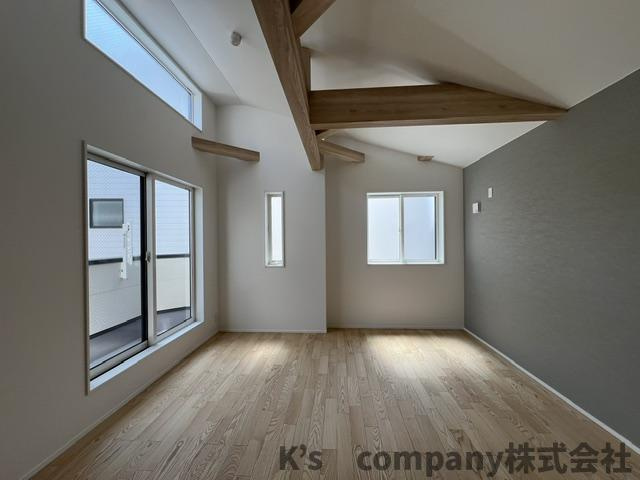 ◎茅ヶ崎市東海岸北5丁目　新築戸建の居間・リビング|バルコニーからの日差しや海風が入り込み明るい空間♪