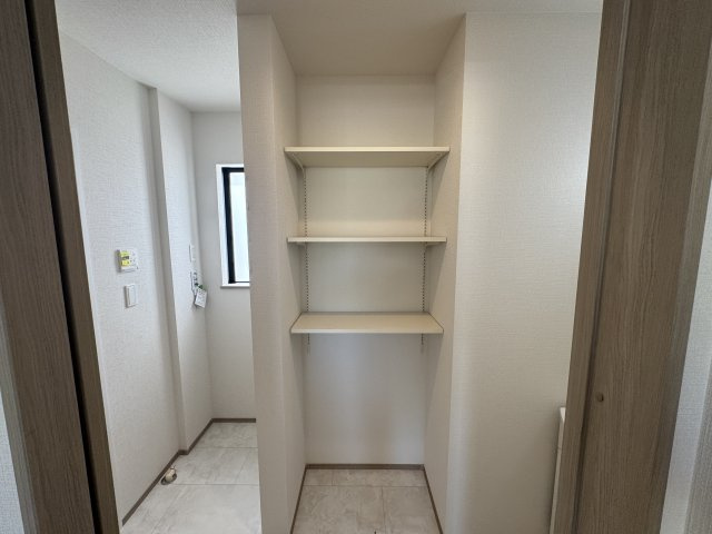 浦添市沢岻（全5棟）ABCD号棟のランドリースペース|※同仕様写真です
