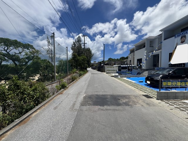 浦添市沢岻（全5棟）BD号棟の前面道路含む現地写真|北側公道5.2ｍ♪