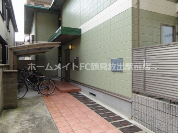 大阪市城東区新喜多東１丁目のハイツのエントランス