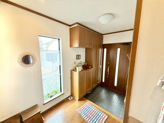 明石市大久保町谷八木の玄関|収納力のあるシューズボックスで玄関はスッキリ。
明るい光が入り込む、すっきりとした印象の玄関です♪