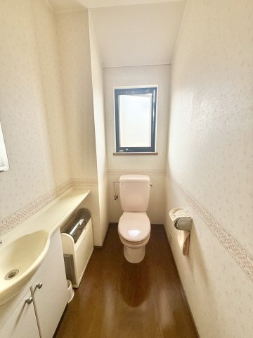 明石市大久保町谷八木のトイレ|窓付きの明るいトイレ♪
各階にトイレがあると、来客時にも気兼ねなく使うことができます♪