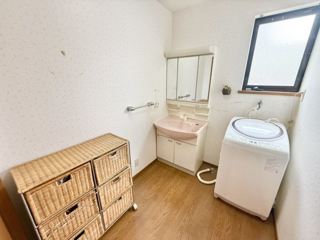 明石市大久保町谷八木の洗面所|小窓があり、昼間は自然光が入ります！
広々とした洗面スペース♪