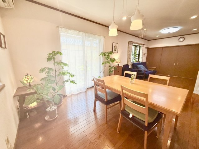 明石市大久保町谷八木の居間・リビング|リビングと和室が隣接しており、繋げてお使いいただくと、より広々とした空間に♪