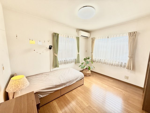 明石市大久保町谷八木の洋室|全居室収納がありますので、すっきりと整理整頓できます♪
フローリングなのでお掃除がラクラク♪