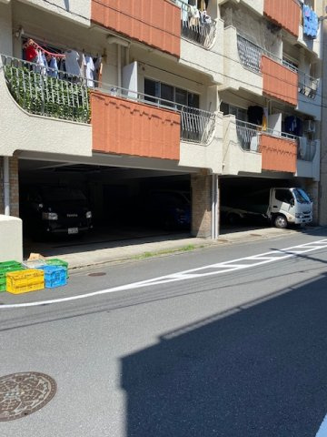 パビヨン平岡の駐車場