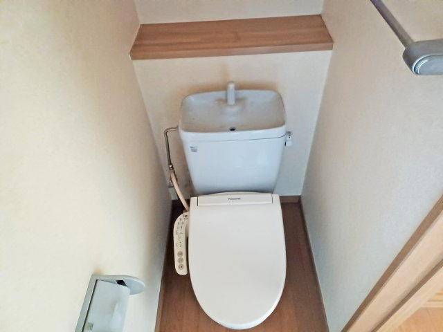 Y'sメゾネットBのトイレ|ゆったりとした空間のトイレです