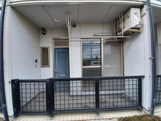 Y'sメゾネットBのバルコニー|お洗濯にも便利なバルコニー付き