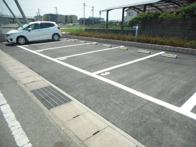 ルピナスの駐車場|駐車スペースもあります