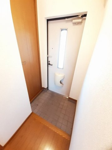 セレーノ本宿Ｂの玄関|収納もある玄関です
