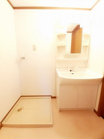 セレーノ本宿Ｂの洗面所|広い洗面スペース