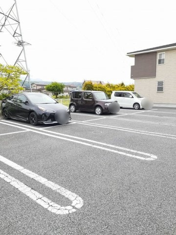 Ｔｏｗｎ　ＰｏＰｏ　タンポポⅠの駐車場|車をお持ちの方に嬉しい駐車場付きの物件です