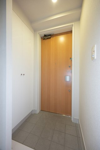 メルクマール京王笹塚レジデンスの玄関|※写真は同タイプ住戸です。