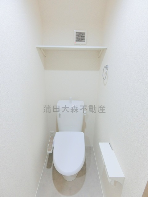 Lilas Terrace西糀谷(リラ　テラス西糀谷のトイレ|棚と温水洗浄便座付きのトイレ