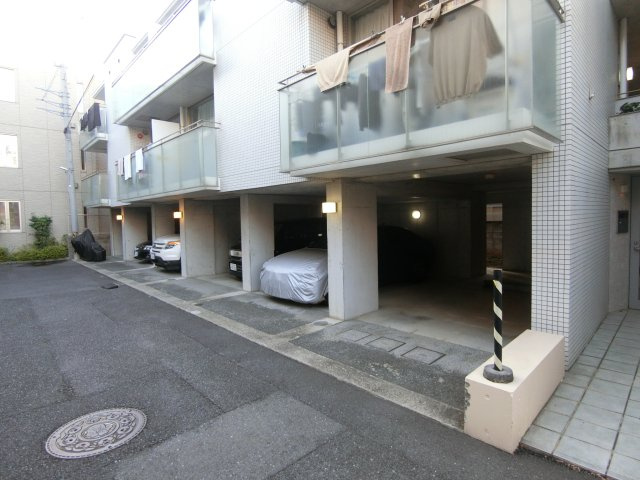 リファイン武蔵小杉の駐車場