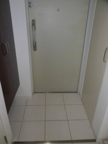 大阪市中央区瓦屋町１丁目の賃貸マンションの玄関