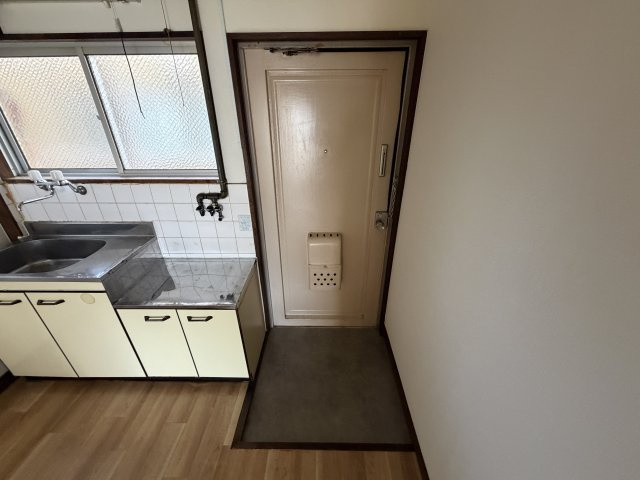 日興マンションの玄関