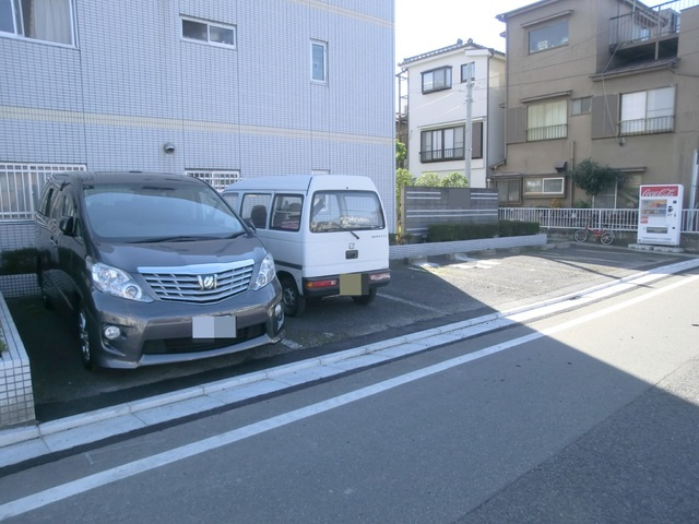 フラワーパークの駐車場|敷地内駐車場完備。（要確認）