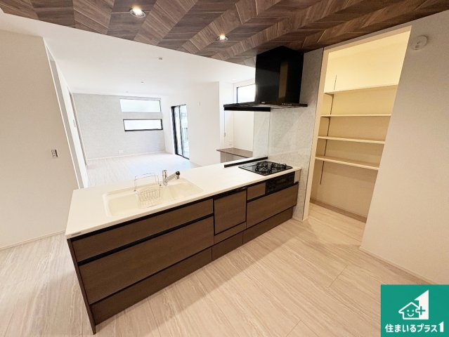 高槻市日吉台六番町　第3期　新築一戸建てのキッチン|リビングと統一感があり、使い勝手のいいキッチン。広々としているので、二人並んで作業が出来ちゃいます。お子様と一緒に色々なお料理に挑戦できるスペースがあります。