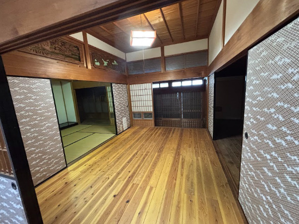 「蔵付き」香美市土佐山田町久次　中古一戸建ての洋室|畳のお部屋へもスムーズに繋がる快適動線。