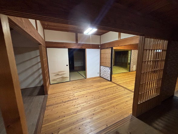 「蔵付き」香美市土佐山田町久次　中古一戸建ての洋室|続き間利用で広々と使える寛ぎ空間。