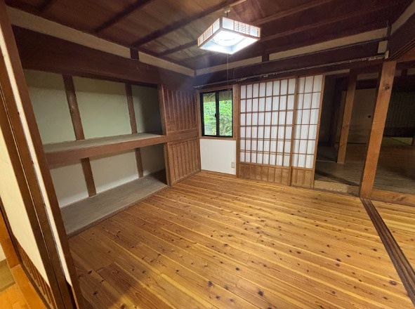 「蔵付き」香美市土佐山田町久次　中古一戸建ての洋室|木の質感に包まれる落ち着きある室内。