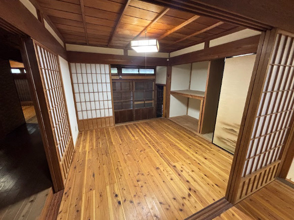 「蔵付き」香美市土佐山田町久次　中古一戸建ての洋室|伝統を感じる格子戸デザインでお洒落な空間。